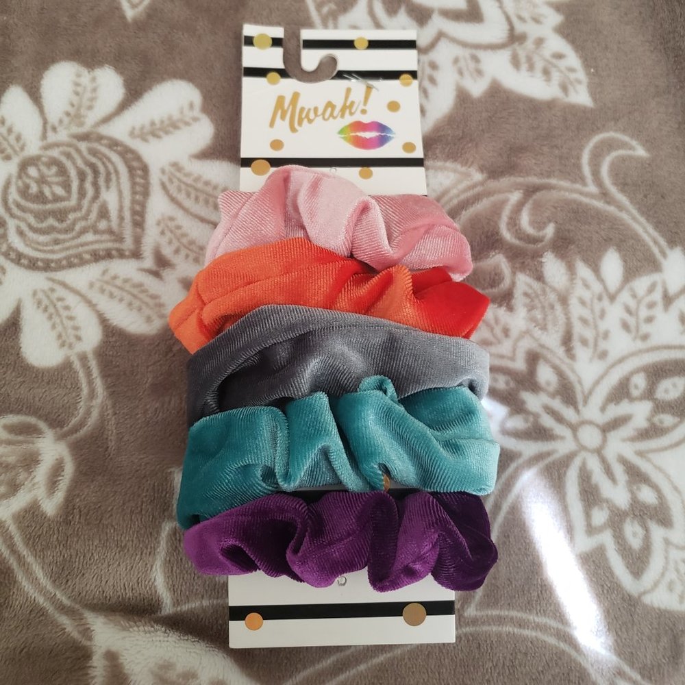 💋Mwah 5 Velvet Hair Ties New